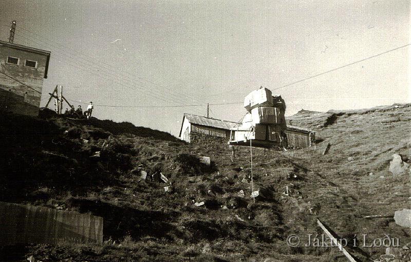 rennestrong1968.jpg - Her verður vøran førd við rennistrongi niðaná.