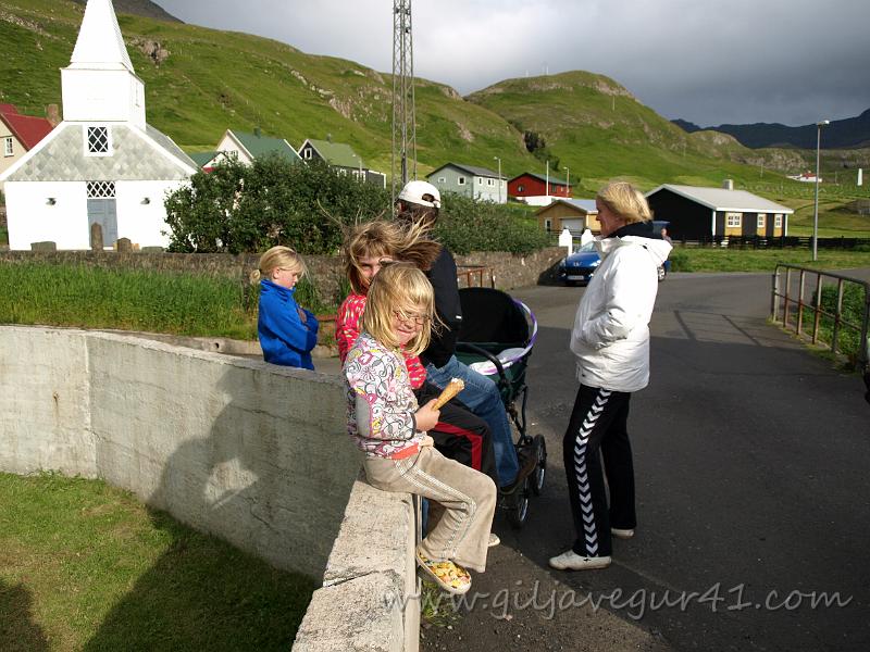 EJ145707.JPG - Í bygdini, tosa við gamlar kenningar, her er tað Jóanis Lisberg við børnum.