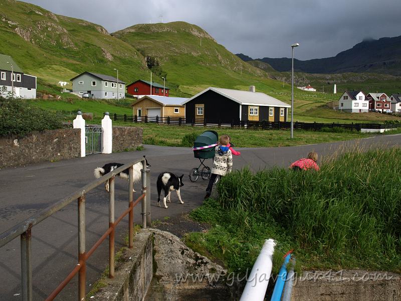 EJ145709.JPG - Børn spæla í bygdini