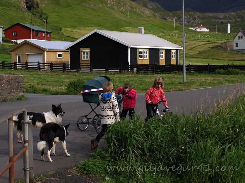 EJ145710.JPG - Børn spæla í bygdini