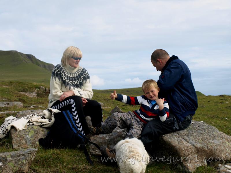 EJ226062.JPG - Her fáa vit okkum saft og kaffi áðrenn vit halda leiðini fram niðan á Húsafelli