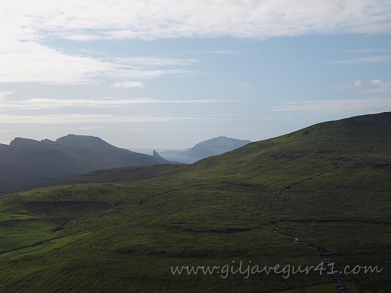 EJ226159.JPG - Vágadalur, Tindhólmur, Mykines og Mykineshólmur longst vesturi