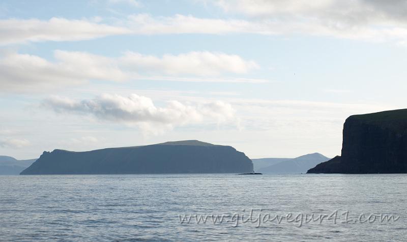 EJ135612.JPG - Stóra Dímun, Dalsfles, Dalsnípa og Kvørntangi. Millum Stóra Dímun og Kvørntanga síggja vit Suðuroy, tað hægsta vit síggja  er Borgin (429 m) sum er omanfyri Sandvík.