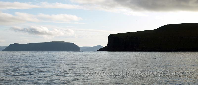 skugvoy.jpg - Stóra Dímun við sínum 396 metrum (Høgoyggj), Dalsfles, Dalsnípa, Skúgvoyarfjall (354m) og Kvørntangi. Millum Stóra Dímun og Kvørntanga síggja vit Suðuroy tað hægsta er Borgin (429 m) sum er omanfyri Sandvík.