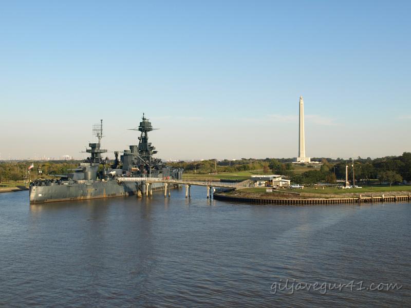 EJ057758.JPG - Her síggja vit USS TEXAS, krígsskipið blívur í dag brúkt sum museum, í bakgrundini síggja vit The Lone Star