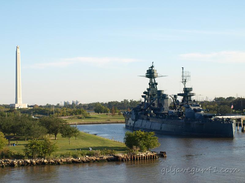 EJ057768.JPG - Her síggja vit USS TEXAS, krígsskipið blívur brúkt í dag sum museum, í bakgrundini síggja vit The Lone Star